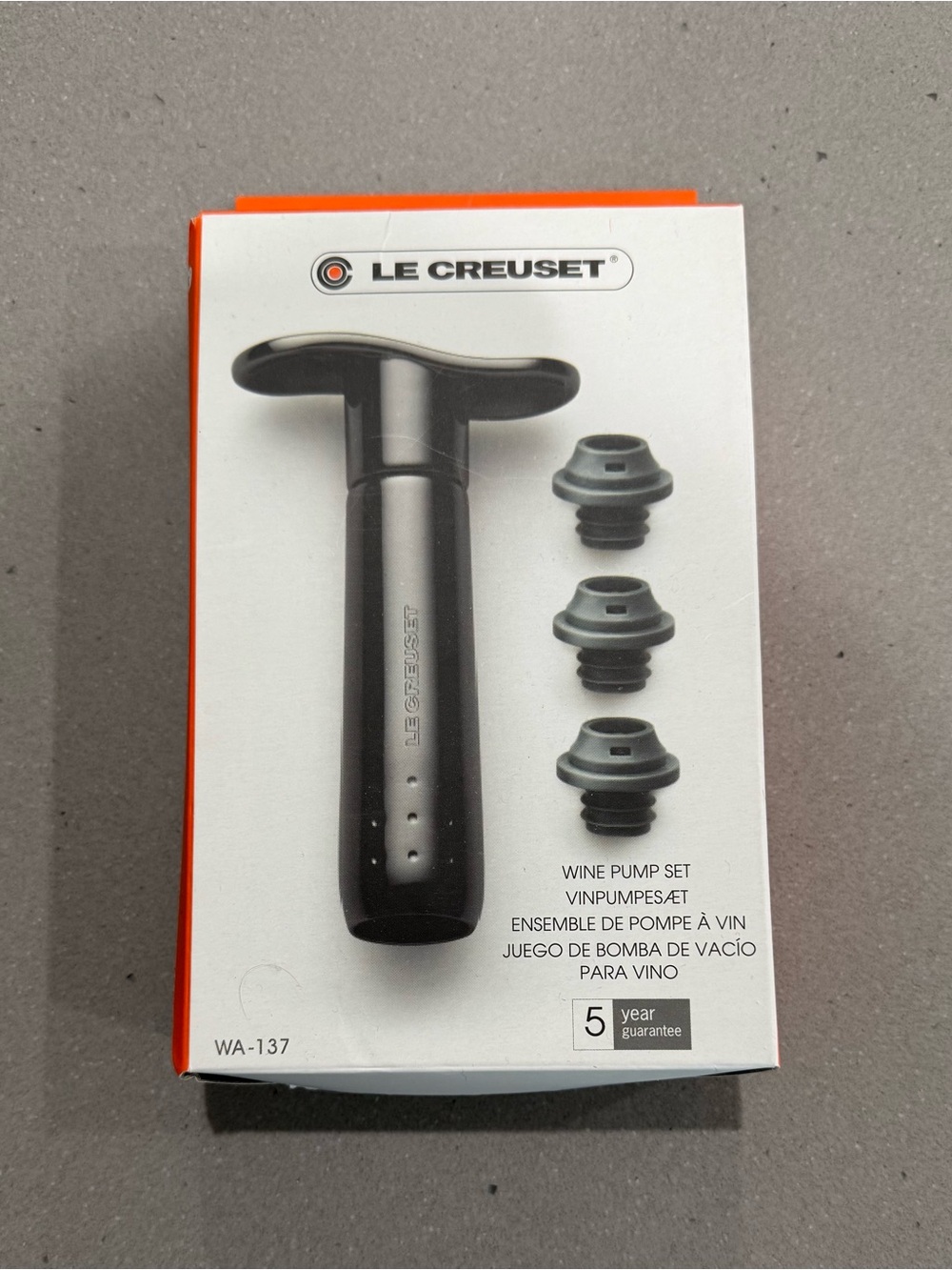 Le Creuset Black Wine Pump Set with 3 stoppers. NEVER USED